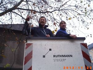 Anbringen der Beleuchtung am Weihnachtsbaum, Platz der Hammer-Runde.