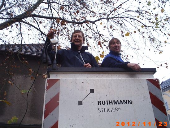 Anbringen der Beleuchtung am Weihnachtsbaum, Platz der Hammer-Runde.